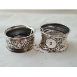 Two napkin rings one with beaded edges. London 1911. 40 gms