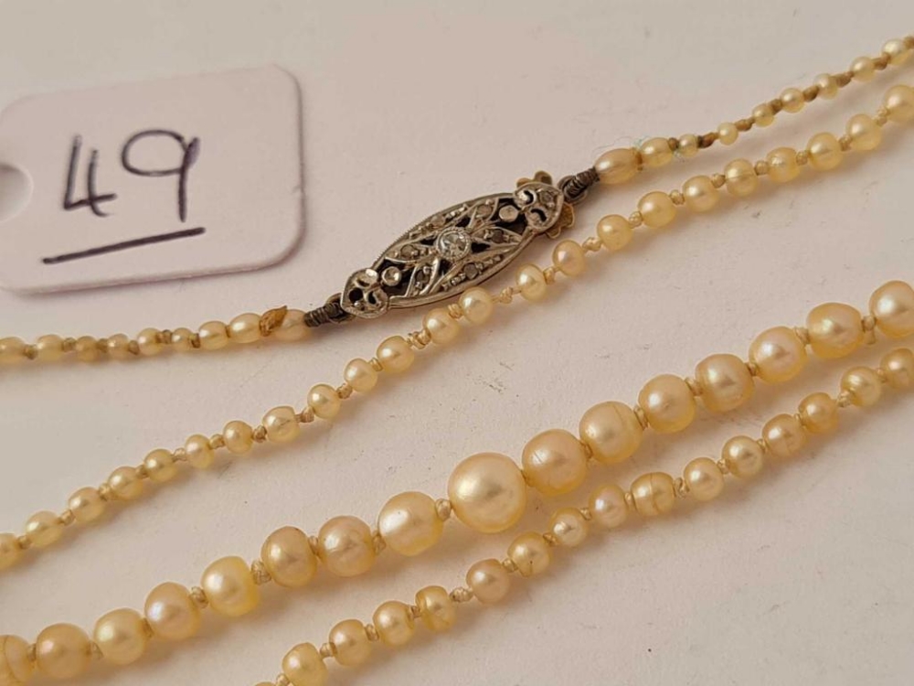 AN EDWARDIAN NATURAL SEED PEARL NECKLACE WITH 18CT GOLD DIAMOND CLASP - Image 2 of 2