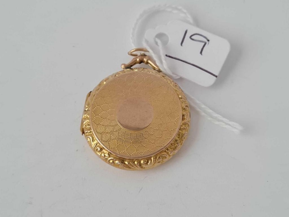 A good back and front fancy locket 9ct - 4.4 gms