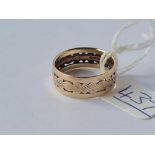 A large engraved and pierced ring 9ct size P - 3.4 gms