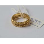 A FANCY HIGH CARAT GOLD BAND RING - 6.3 GMS