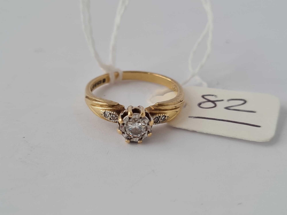 A solitaire cluster diamond ring with two diamonds to shoulders 18ct gold size L - 3.1 gms