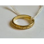 A fine 18ct gold vintage fancy wedding band approx size N 3.7g