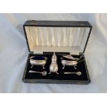 A boxed cruet with spoons and blue glass liners - Birmingham 1951 - 135 g. excluding BGL