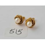 A pair of pearl earrings 3.1g inc