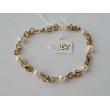 AN ATTRACTIVE FANCY 18CT GOLD AND PEARL BRACELET 10.9g inc
