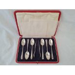 A boxed set of six tea spoons and a pair of sugar tongs - London 1930 by IH - 85 g.