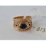 A WIDE BAND RING WITH CENTRAL CABOCHON SAPPHIRE AND TWO RUBIES 9CT SIZE P - 6.5 GMS