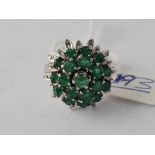 A EMERALD AND DIAMOND PINEAPPLE SHAPED RING 18CT WHITE GOLD SIZE P - 9.1 GMS