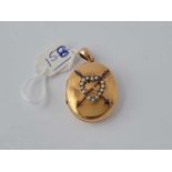 A GOOD OVAL PHOTO LOCKET DECORATED WITH PEARL HEART AND CROSSED ARROWS SET IN GOLD - 12.8 GMS