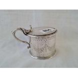 A good Victorian drum mustard pot engraved with festoons and crest - London 1868 by AC TP - 180 g.