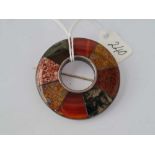 A Scottish circular silver and polished agate brooch 24.5g inc