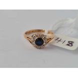 A GOOD SAPPHIRE AND DIAMOND CLUSTER RING 18CT GOLD SIZE L - 2.9 GMS