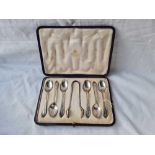 A boxed set of six tea spoons and matching tongs in fitted case from Aspreys - London 1913 by