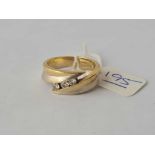 A CONTEMPORY THREE STONE DIAMOND RING 14CT GOLD SIZE O - 7.6 GMS