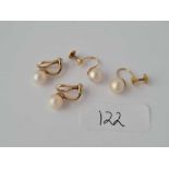 Two pairs of pearl 9ct earrings 4.4g