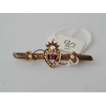 An attractive 15ct gold garnet and pearl bar brooch 2.8g inc