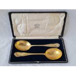 Another box set of a pair of gilded serving spoons with leaf decorated bowls, Sheffield 1900 by