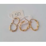 Two pairs of 9ct gold hoop earrings 1.2g