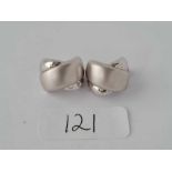 A pair of 18ct white gold ear clips 5.6g
