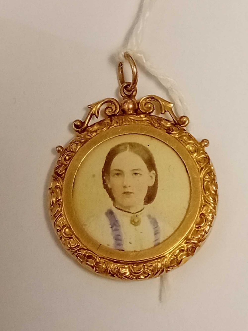 A Victorian embossed photo locket 9ct