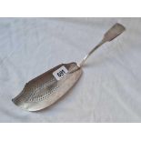 A George III fish slice with pierced blade - London 1812 by TH - 136 g.