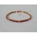 A GOOD RUBY & DIAMOND 18CT GOLD TENNIS BRACELET 16.2g