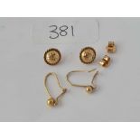 Two pairs of 9ct earrings 1.1g