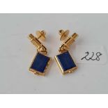 A PAIR OF UNUSUAL LAPIS LAZULI 18CT GOLD EARRINGS 11.4g