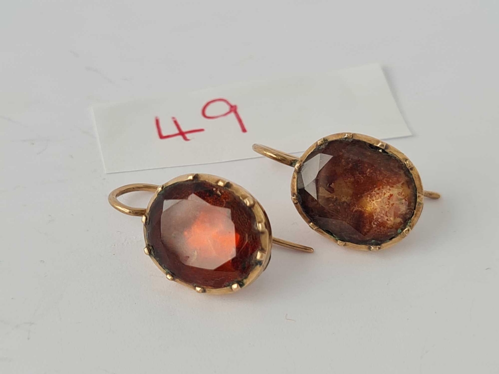 A PAIR OF GEORGIAN GOLD FOIL BACK FLAT CUT GARNET EARRINGS - Image 2 of 3