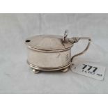 An oval mustard pot on bun feet - Birmingham 1932 - 44 g. excluding liners