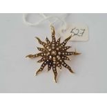 A gold starburst pearl set pendant/brooch 6.9g