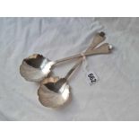 A pair of trifid design serving spoons with shaped bowls - Birmingham 1910 - 123 g.