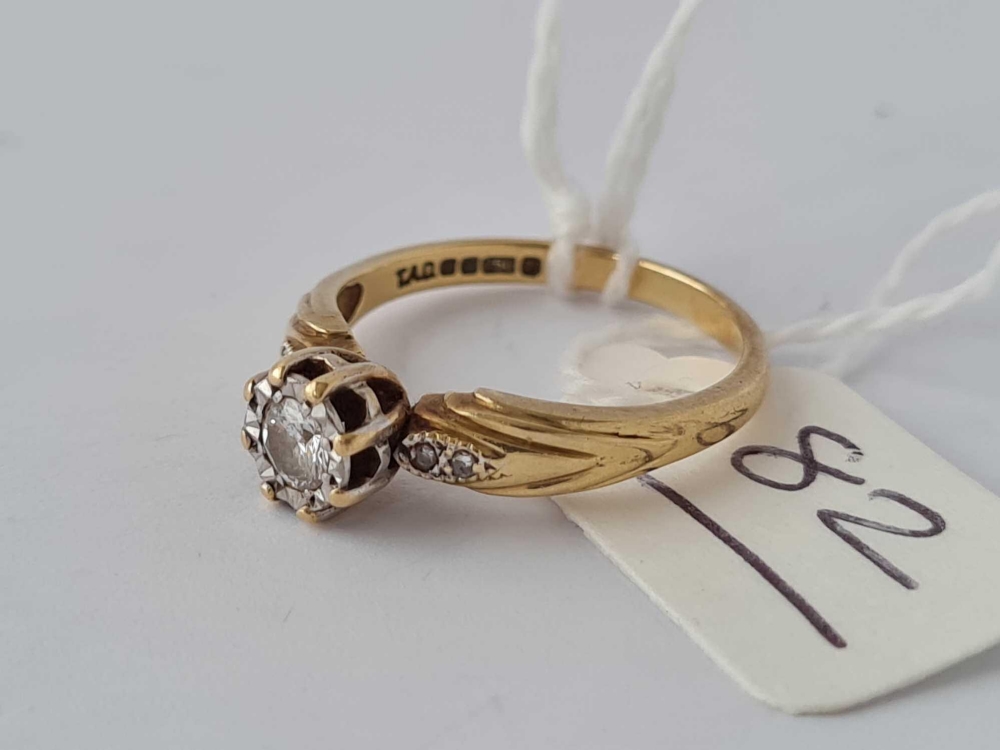 A solitaire cluster diamond ring with two diamonds to shoulders 18ct gold size L - 3.1 gms - Image 2 of 2