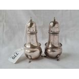 A pair of baluster shaped peppers on pad feet - 4" high - Birmingham 1922 - 80 g.
