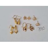 Five pairs of 9ct earrings 3.5g