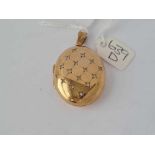 A GOOD QUALITY OVAL LOCKET WITH DIAMOND STAR DECORATION - 16.1 GMS