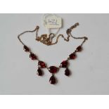 A garnet necklace 9ct