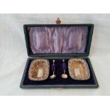 A boxed pair of salts with spoons - Birmingham 1900