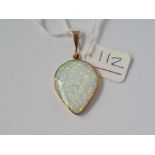 A LARGE PRETTY HARLEQUIN TEAR DROP SHAPED OPAL 9CT GOLD PENDANT.