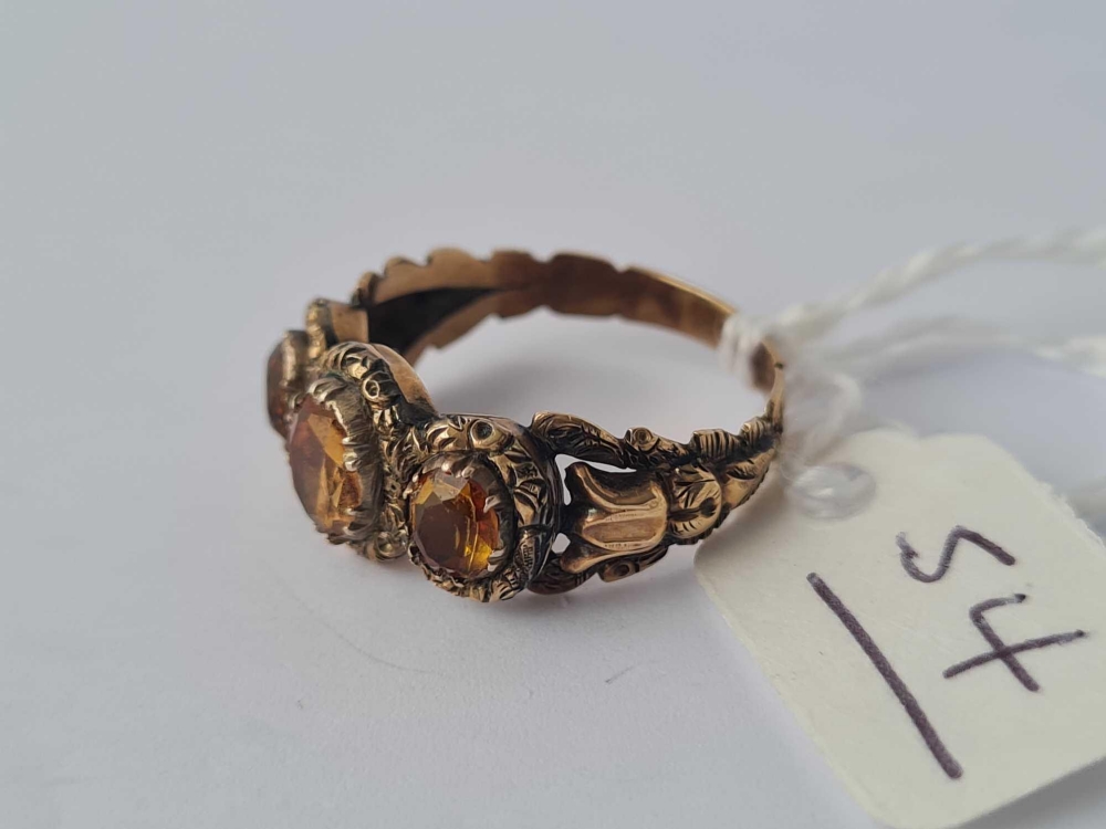 A Georgian fancy gold ring set with three stones size p - 2.7 gms - Image 2 of 3