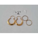 Two pairs of earrings 9ct - 2.4 gms