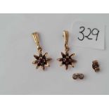 A pair of garnet set 9ct flowerhead earrings 1.5g inc