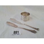 Two butter knives and a napkin ring - 48 g.