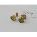 A pair of peridot ear studs 1.4g inc