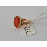 A small 18ct gold cornelian ring size F 2.8g inc