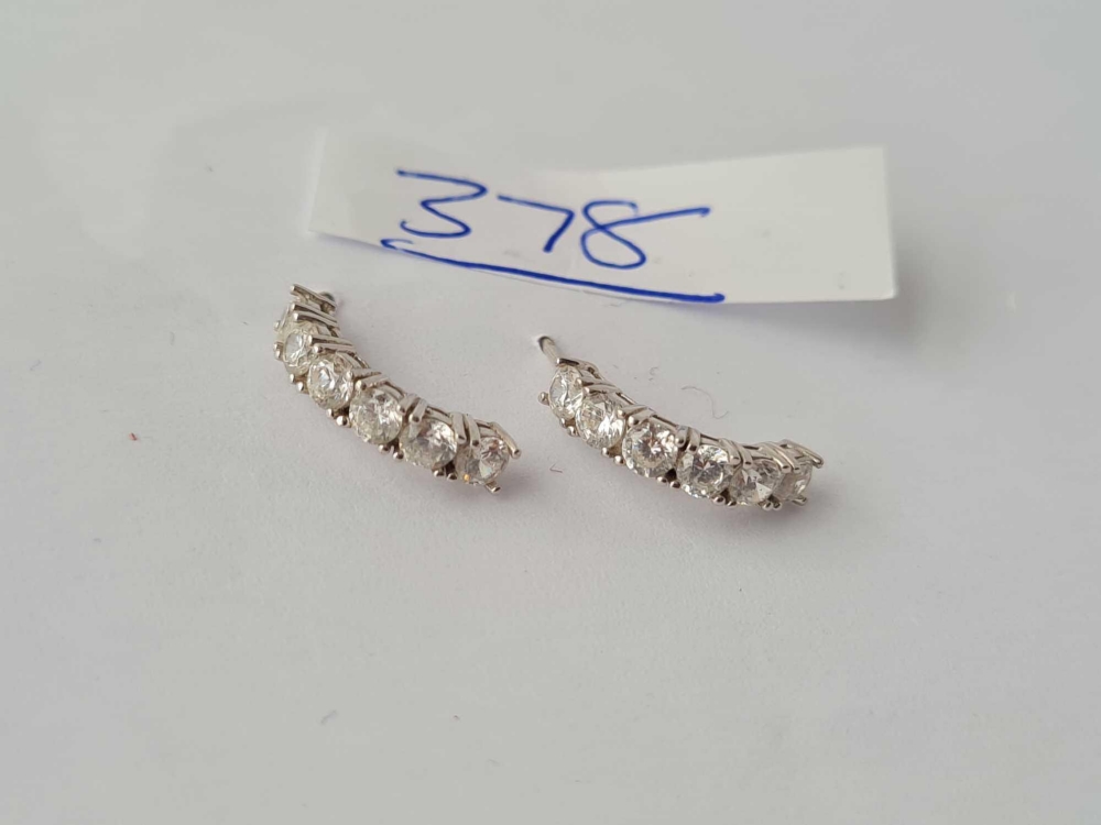 A PAIR OF GOOD WHITE GOLD DIAMOND SET EARRINGS 14CT GOLD - Image 2 of 2