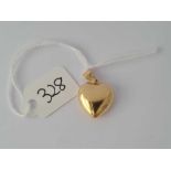 A plain 18ct gold heart pendant 1.4g