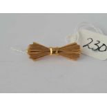 A small 9ct bow brooch 2.8g
