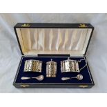 An attractive boxed cruet of Adam design with shaped oval pierced bodies - London 1968 - 230 g.